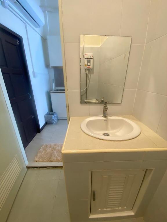 Spacious 2-storey apartment near beach in prime location photo 3