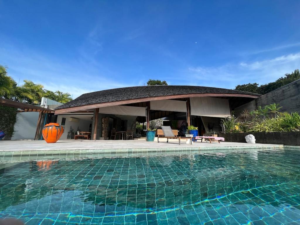 Tranquil lake view villa on Phuket golf estate — photo 1