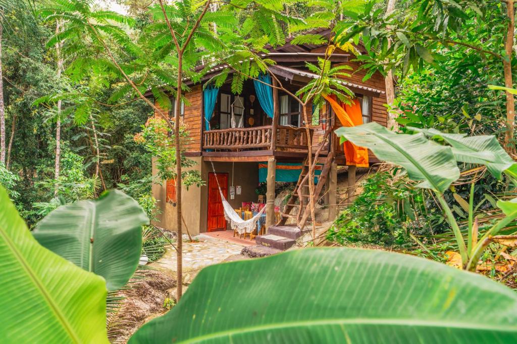 Jungle Treehouse w Ocean Sunset Views Fast WiFi — photo 1