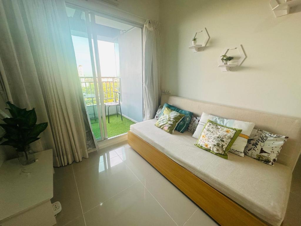 Seaview beach room Lumpini-pool and gym face to ocean photo 2