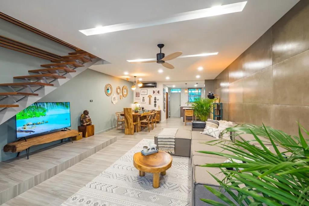 The White Lotus Condo 2Br - Walk to Beach — photo 1