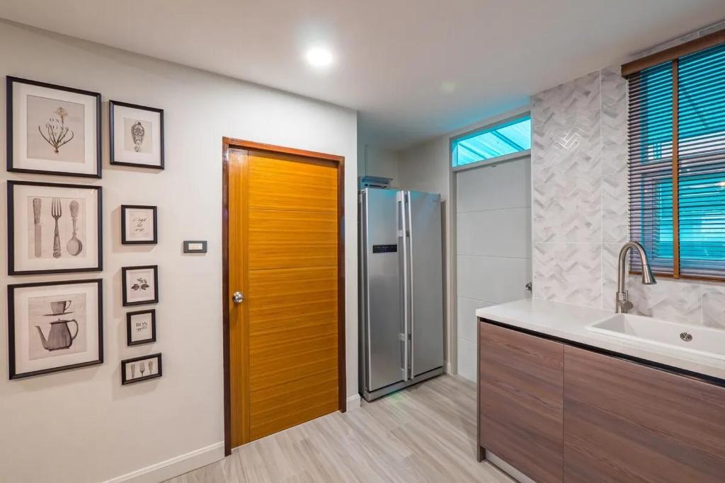 The White Lotus Condo 2Br - Walk to Beach photo 3
