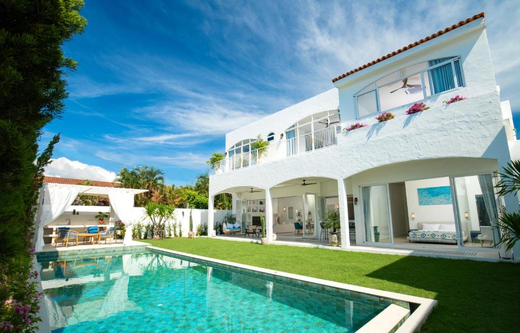Nai Harn Beach 4 bedroom Pool Villa — photo 1