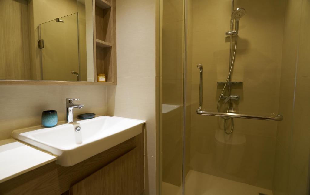 Modern 2-bedroom Apartments with washer in Skypark Laguna Bang Tao photo 3
