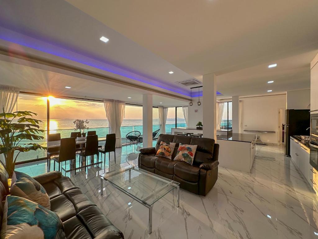 STUNNING BEACHFRONT VIEW LUXURIOUS Apartment 40 — photo 1