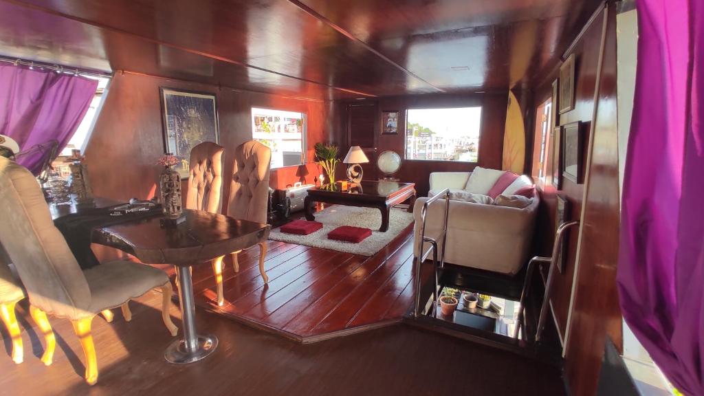 Sabai Sabai Liveaboard Bangkok photo 2