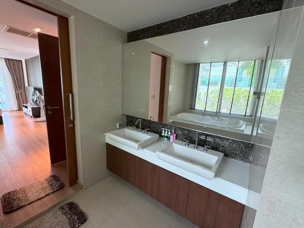 Sea view apartment at Privilege by Lofty photo 3