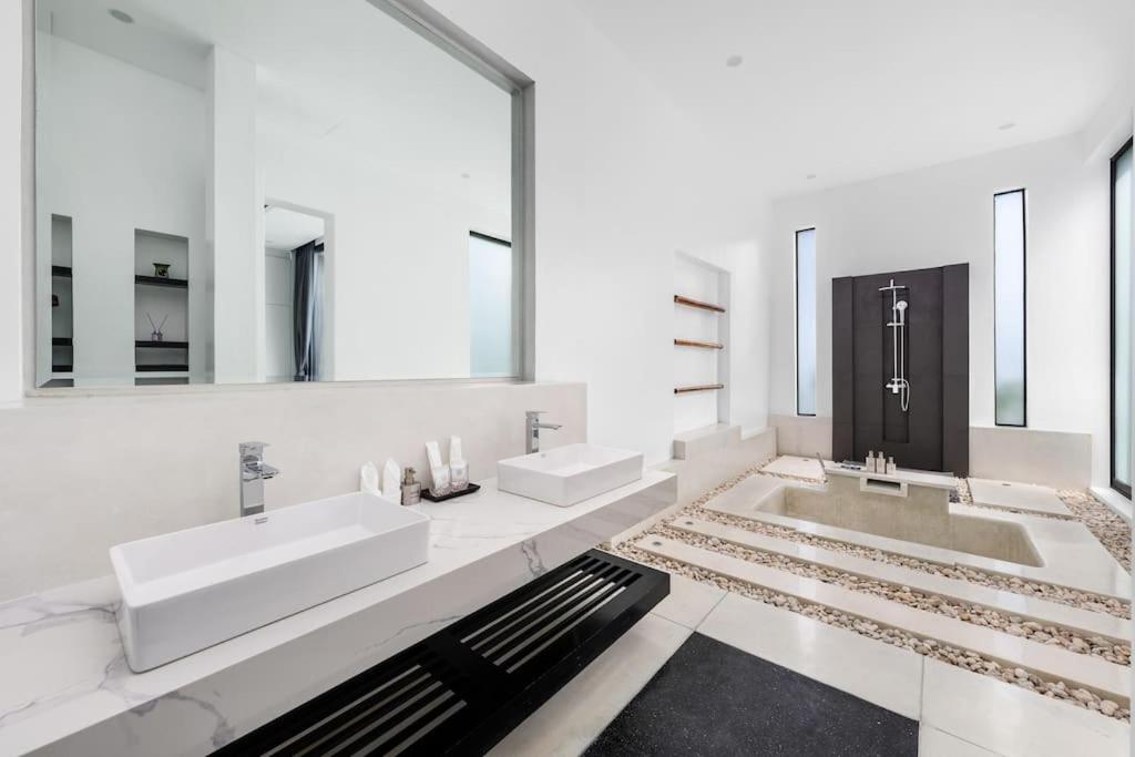 Stunning 4br sea-view villa photo 3