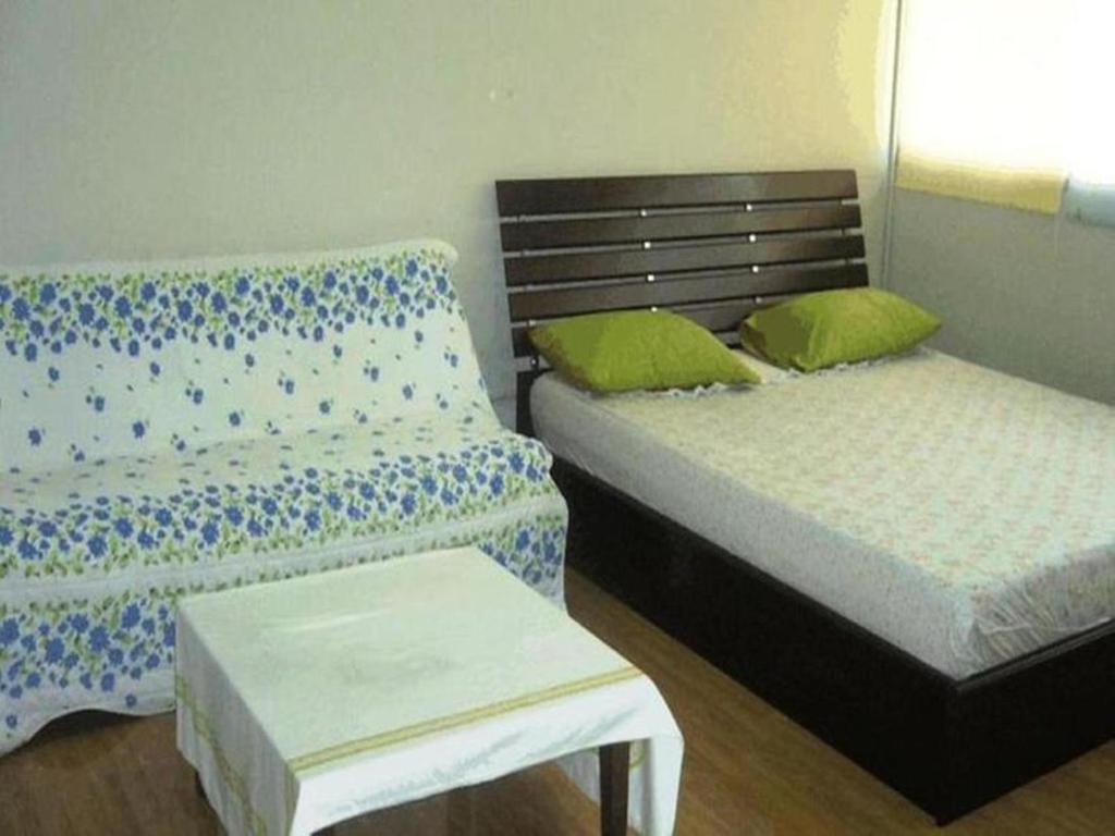 T8 Guest House Don Mueang Challenger triple room — photo 1