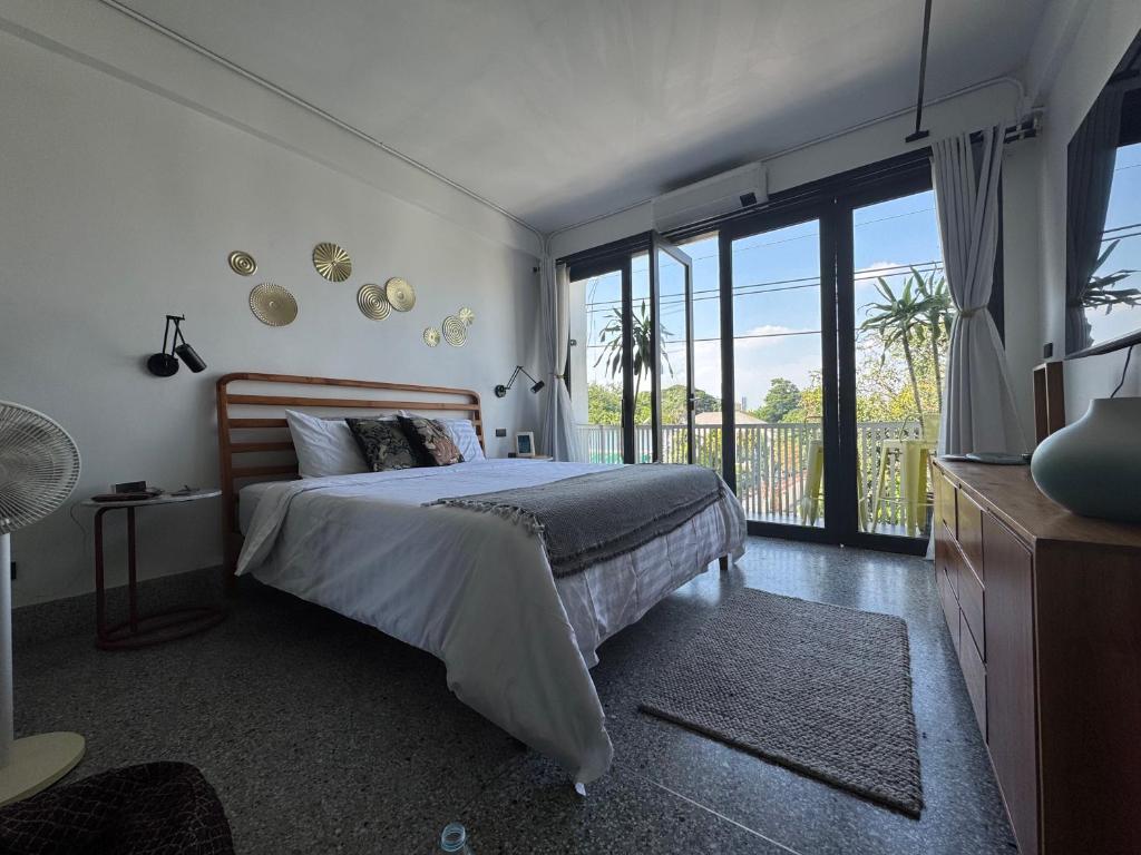 Siri Designer 3-Storey Townhouse with Garden and Luxury Amenities photo 2