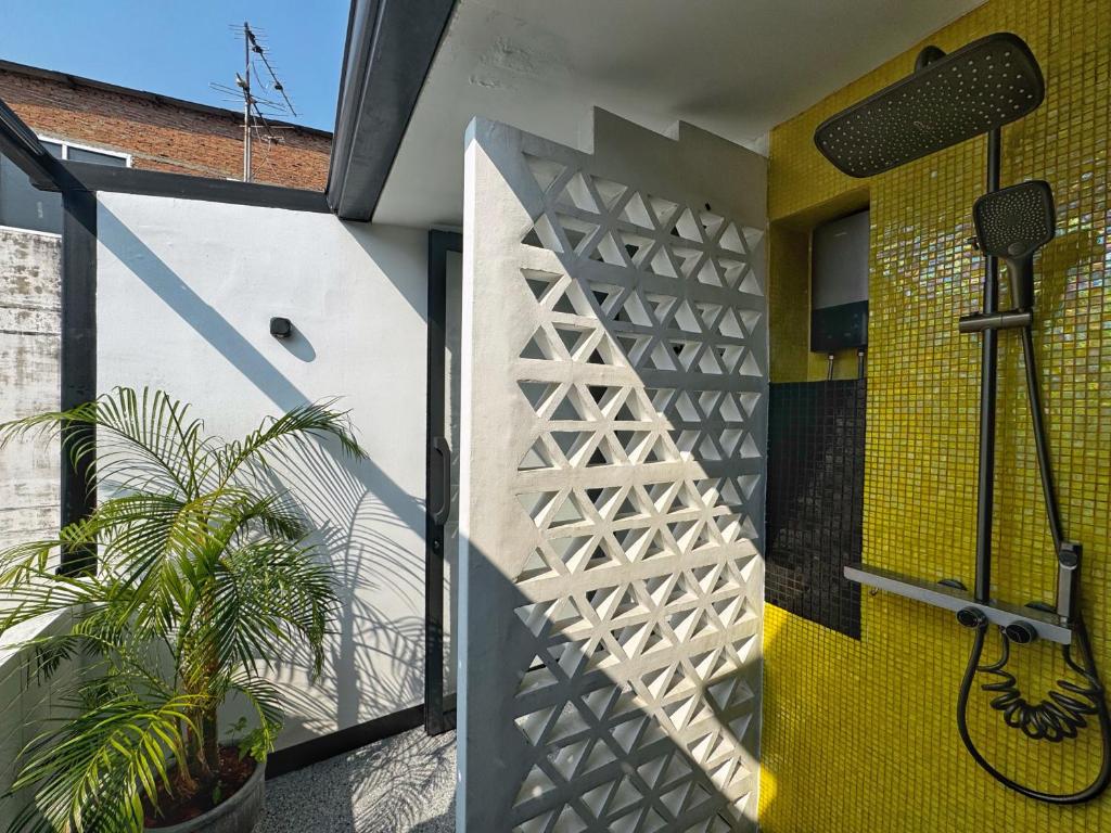 Siri Designer 3-Storey Townhouse with Garden and Luxury Amenities photo 3