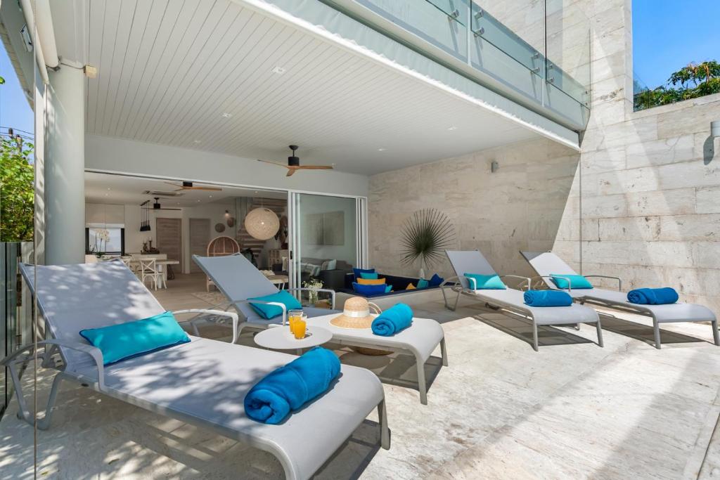BEACHSIDE VILLA - CARA - 3 BDR VILLA plus 1 BDR APARTMENT at SUNSET COVE BAY with SEA and MOUNTAIN VIEWS photo 3