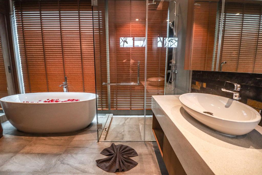Shambhala grand villa by Cozy Lake photo 3