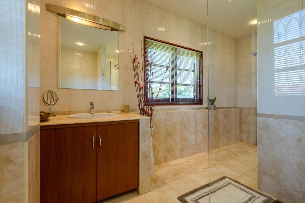 Tropical 6 Bedroom Villa Sanctuary photo 2