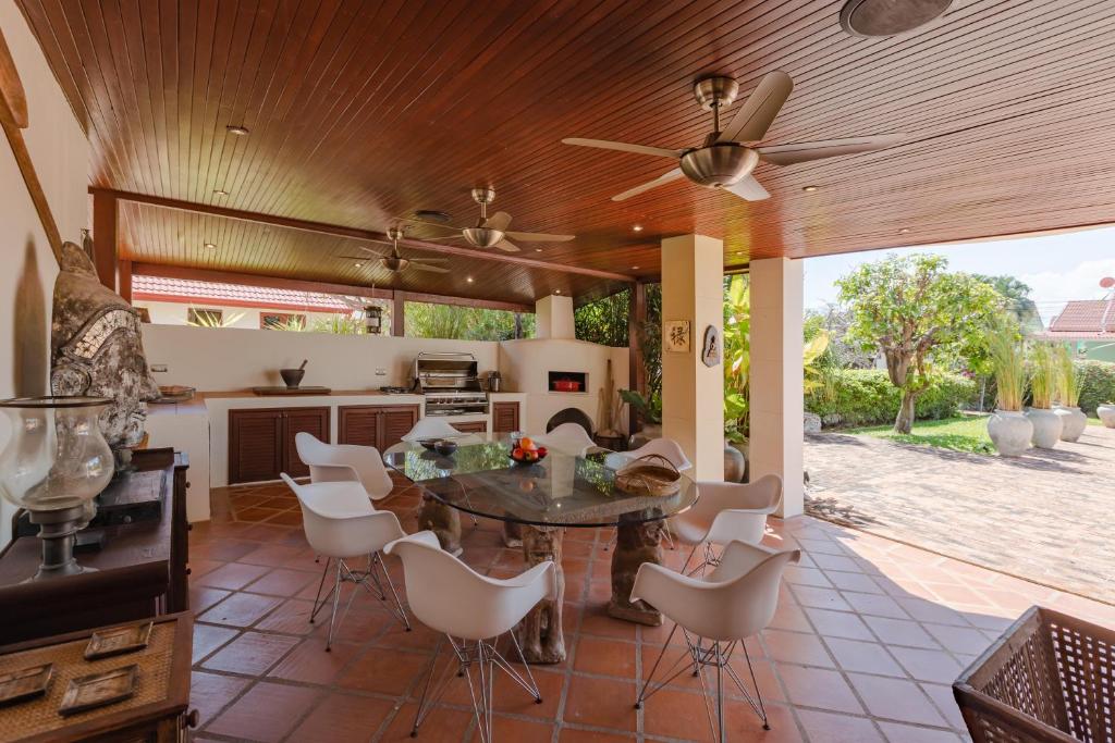 Tropical 6 Bedroom Villa Sanctuary photo 3