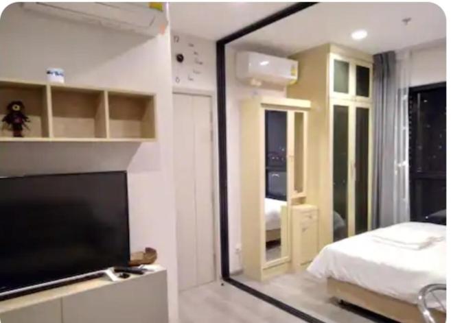 Sky & River side view bts condo photo 2