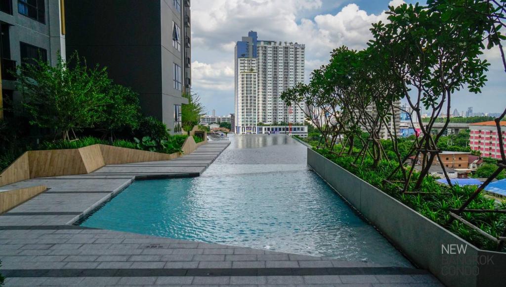 Sky & River side view bts condo photo 3