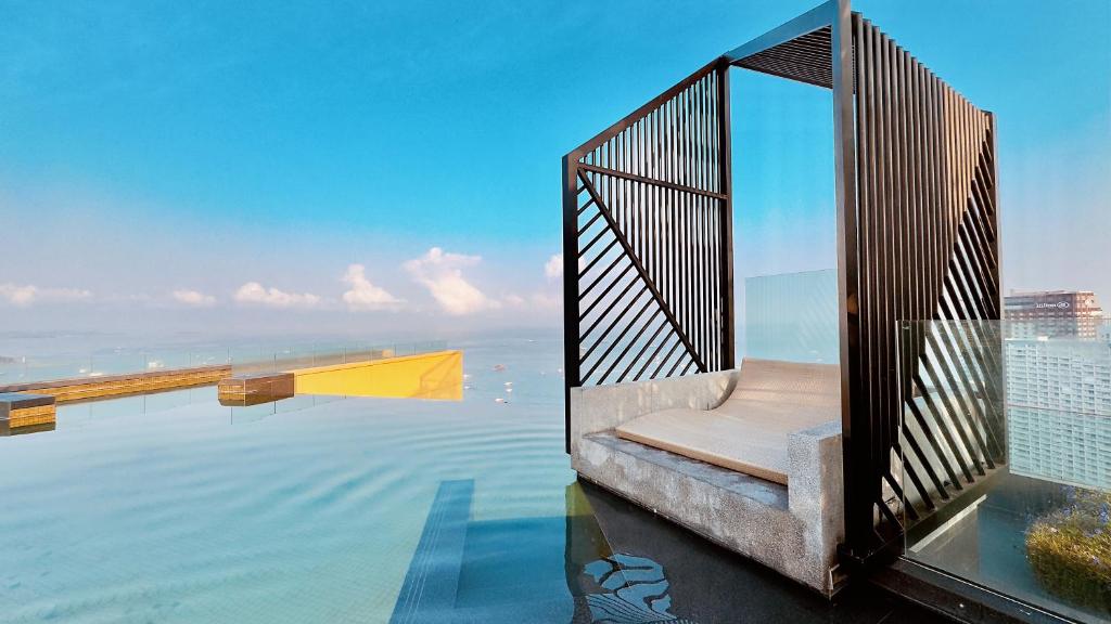 EDGE Sea View Holiday inn Pattaya Central photo 2
