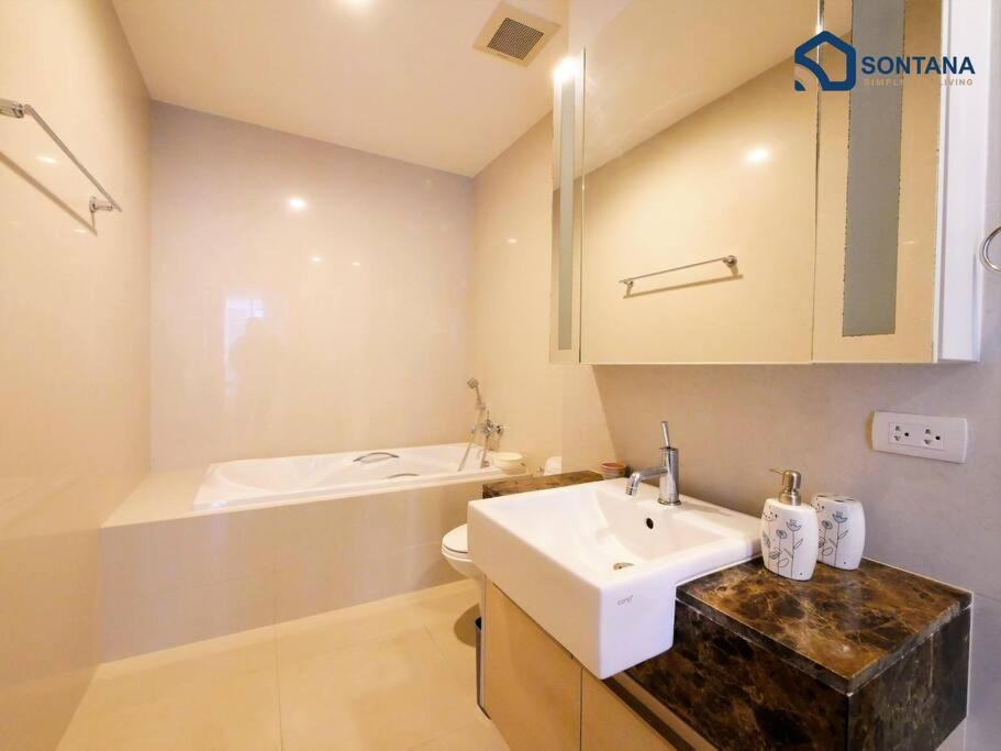 Expansive Modern - BTS Phrom Phong - Ultra Fast WiFi photo 3