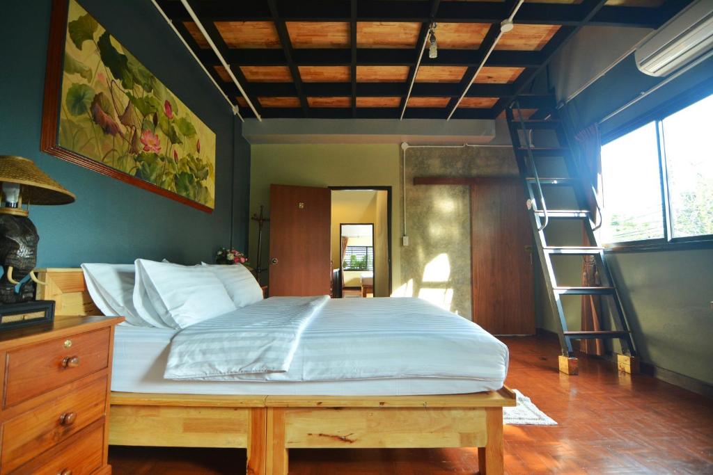 The Corner's unique house photo 2