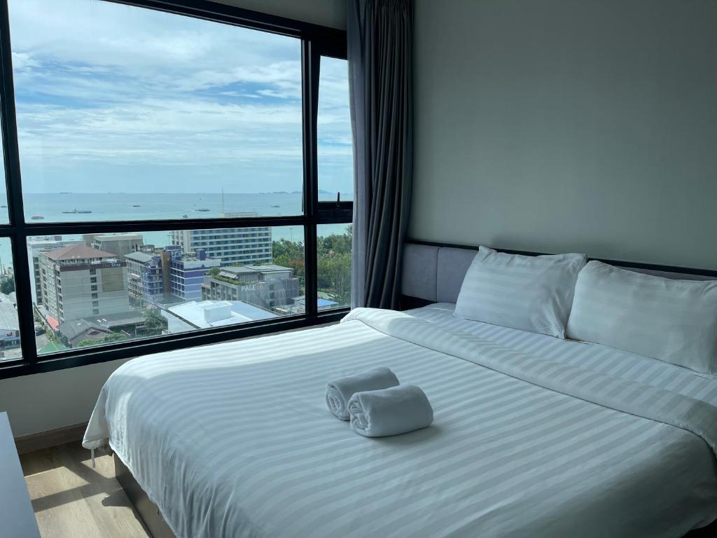The Base Pattaya by Feng photo 2