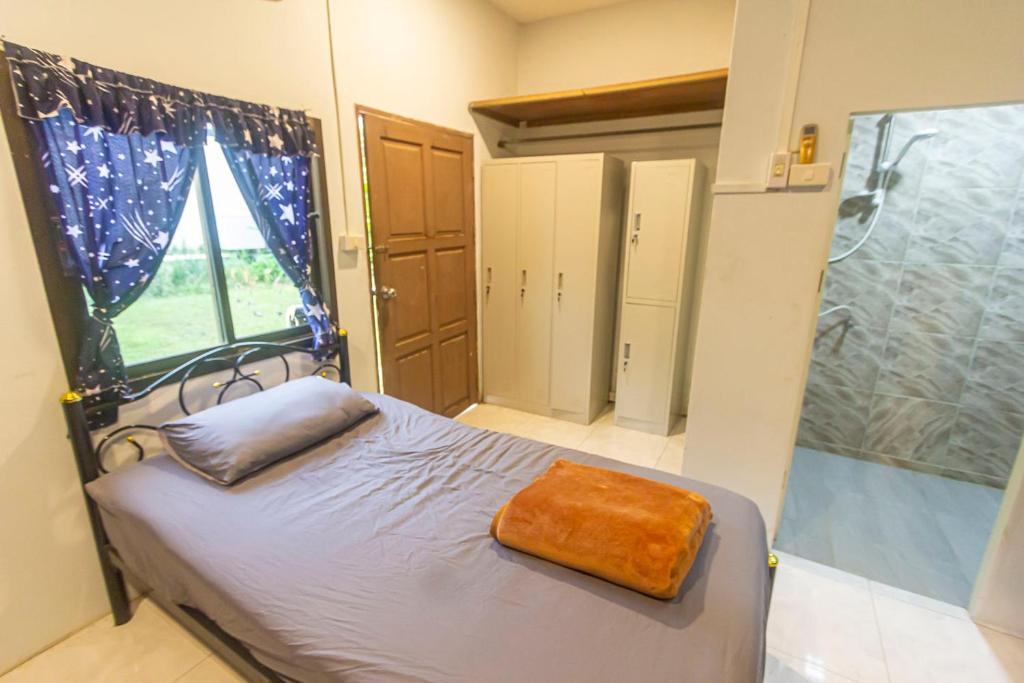 The Travelers Friend En Suite dorm room AC photo 2