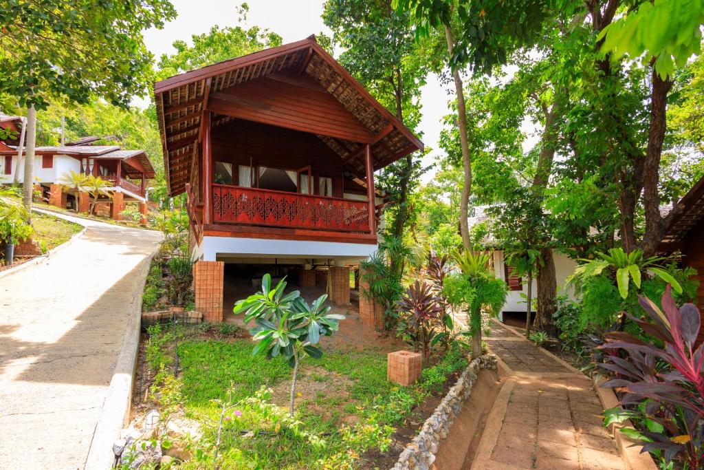 samui wooden hill resort photo 3