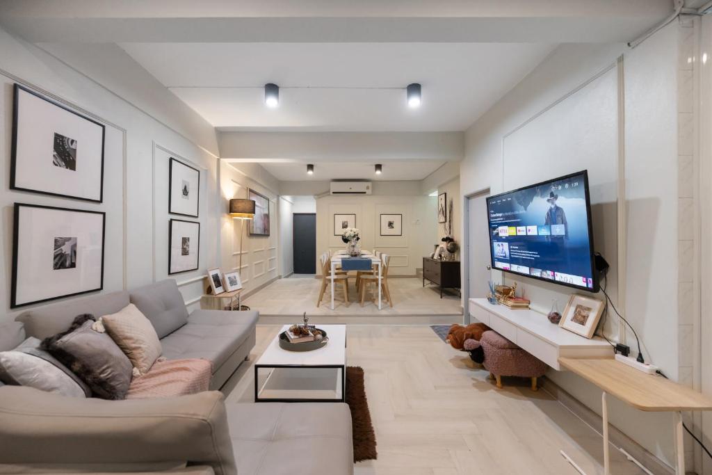 4BR house MRT subway 250m Chatujak Market wi-fi — photo 1