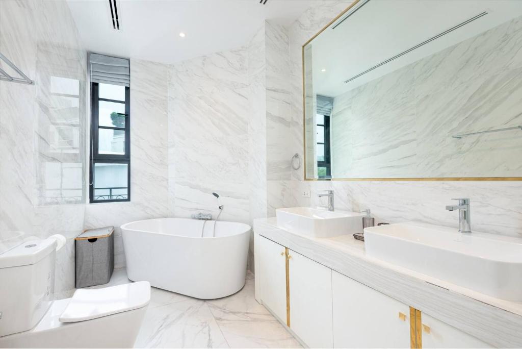 Stylish 7Beds Poolhouse with Cinema Lift - 2min to BTS photo 3