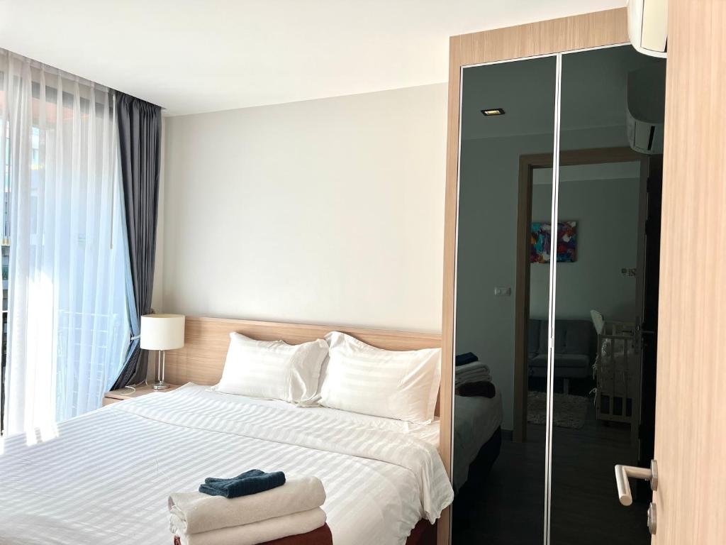 Modern style 1BR Condo close to Kata beach photo 2