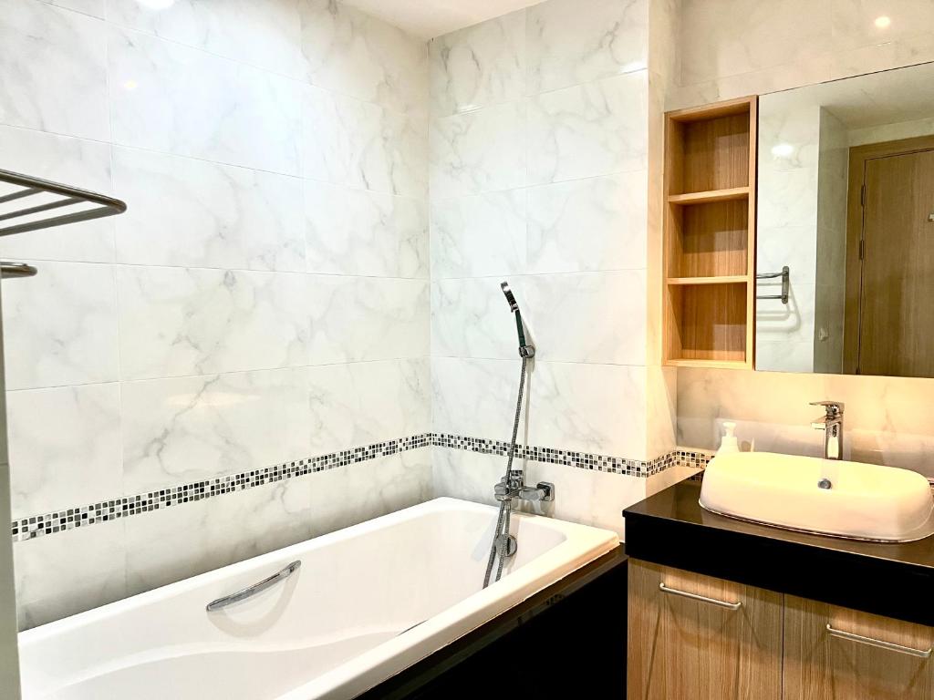 Modern style 1BR Condo close to Kata beach photo 3