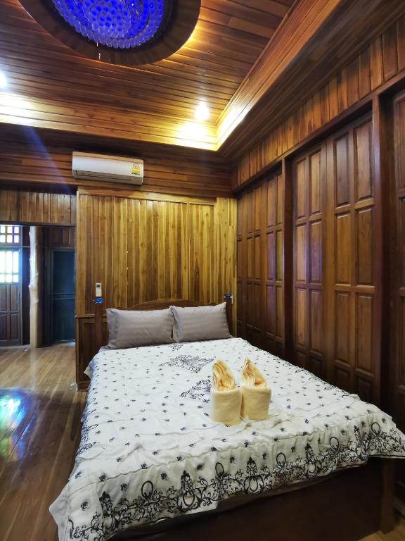 Thai traditional wooden house photo 2