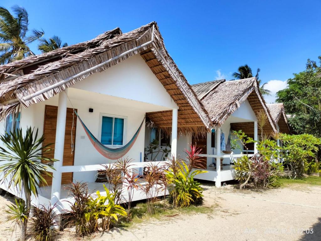 Sand Terrace Beach Bungalows — photo 1