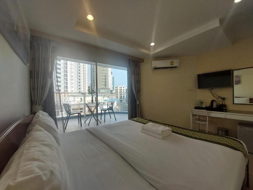 V Check inn Sukhumvit 22 photo 2