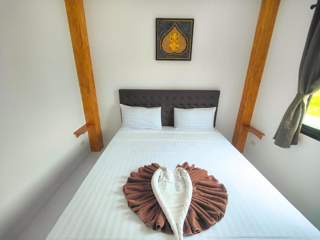 Sunny Petite Villa Close to Beach photo 2