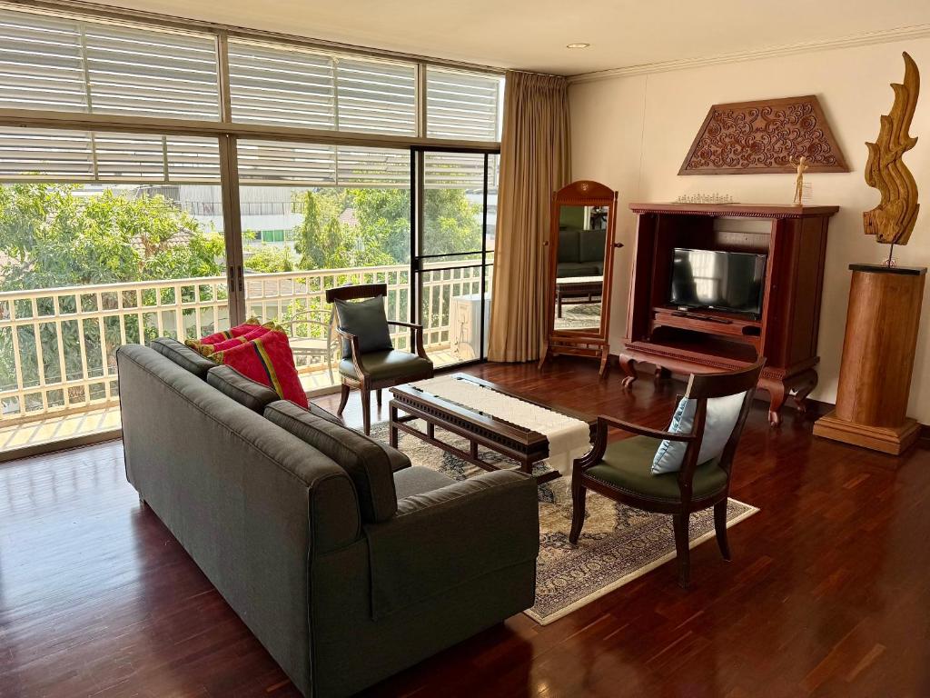 Samsen Suites Spacious 2BR Contemporary Thai Style — photo 1