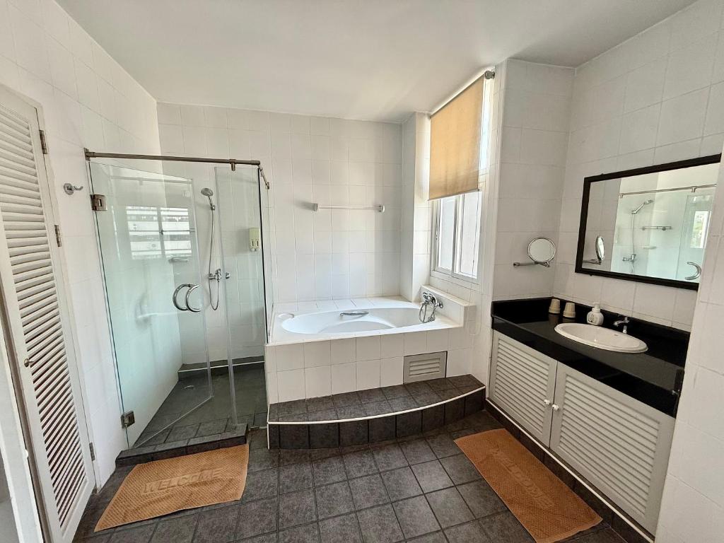 Samsen Suites Spacious 2BR Contemporary Thai Style photo 3