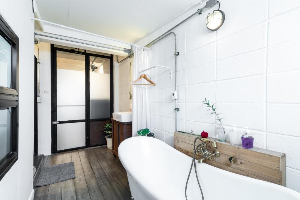2BR House with Bathtub near Old City photo 2
