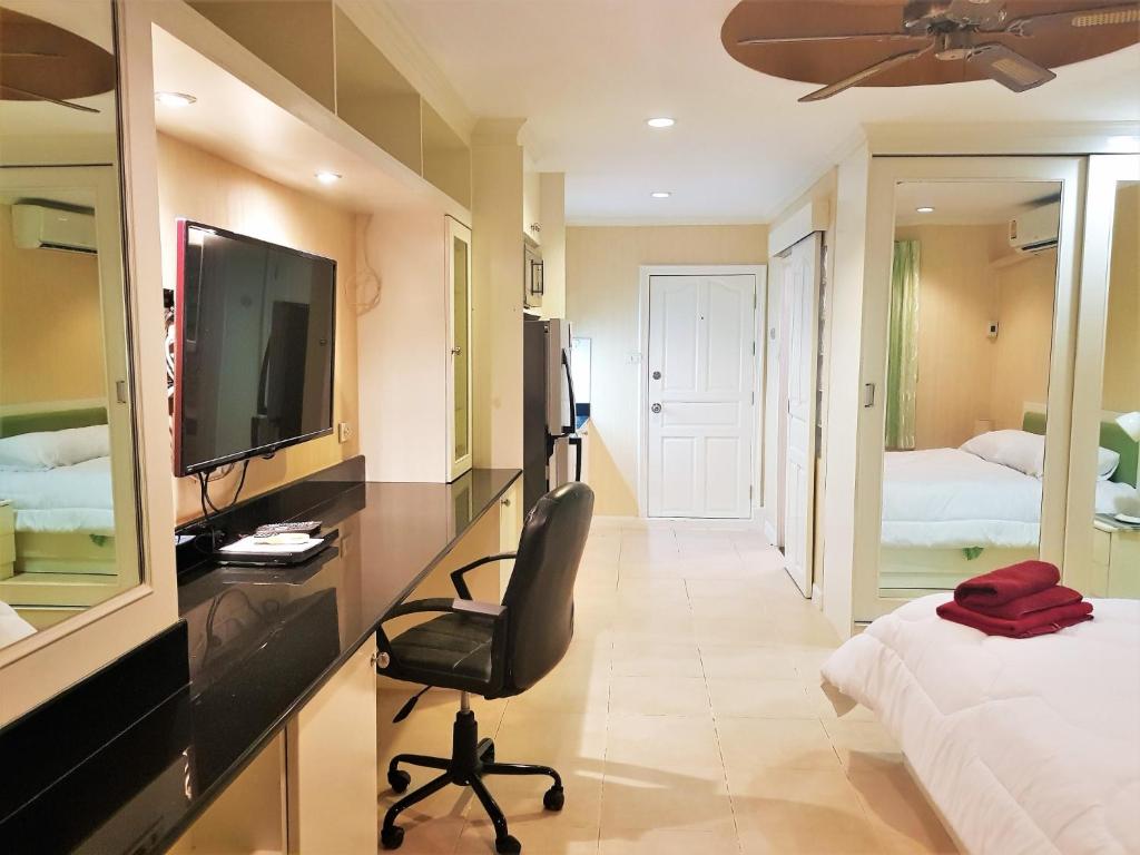 Cozy Studio Near Jomtien Beach - Thip Condotel - Walk to the Sea photo 2