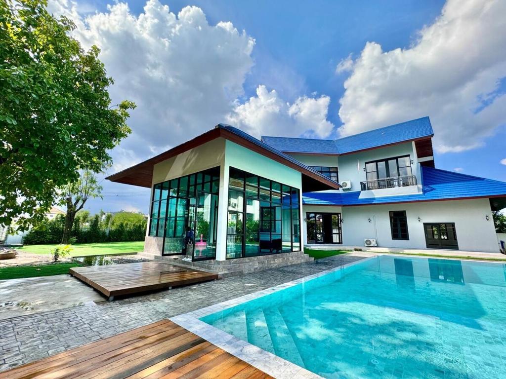 Tarzan DZ Bangkok Luxurious Villa — photo 1