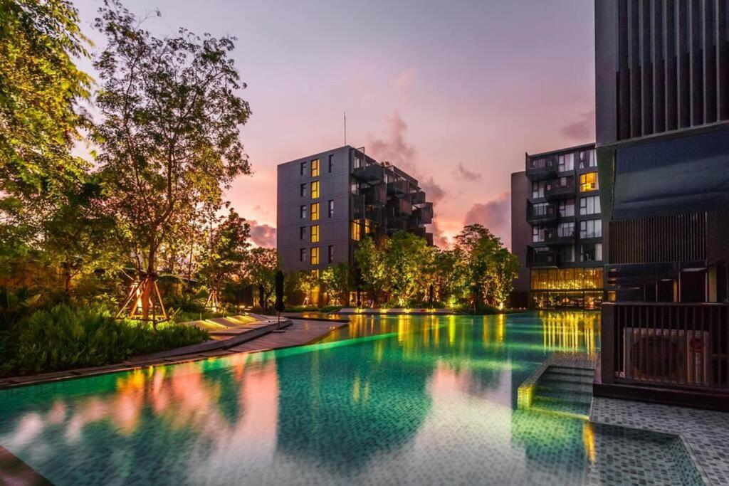The deck patong 5 Star Apartment 巴东The Deck无边际海景泳池酒店 — photo 1