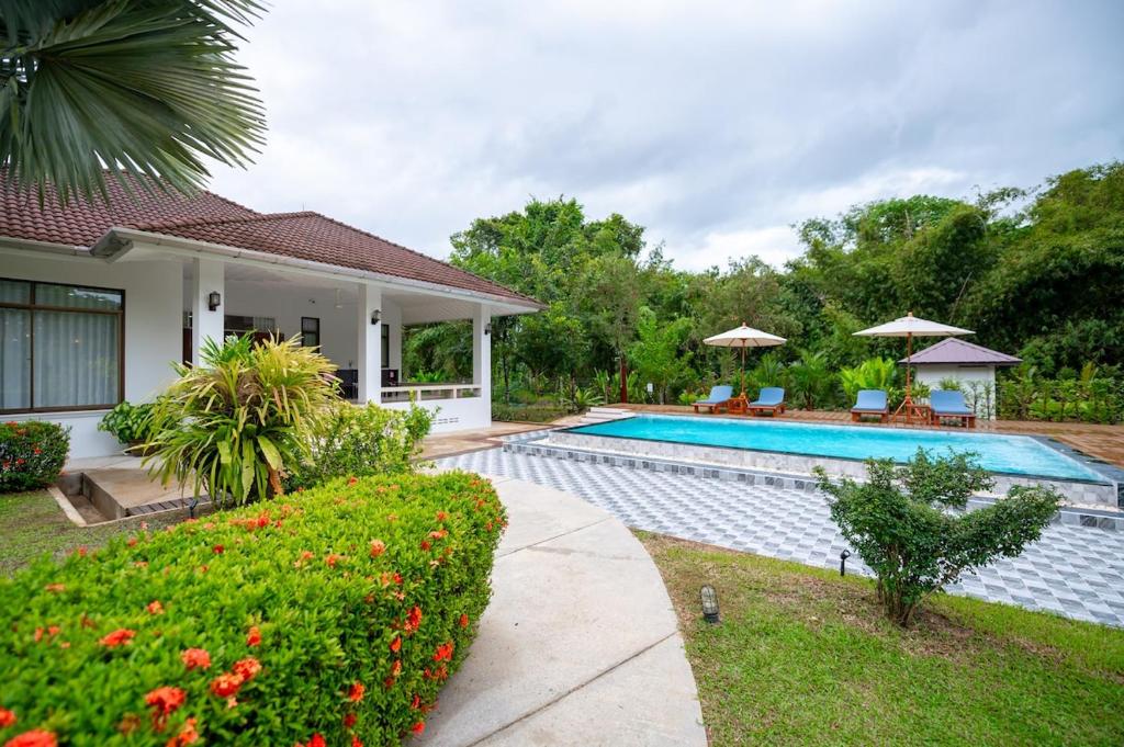 Sriwaree Pool Villa Khao Lak - 8 meters pool - 3 bedroom - 2 bath photo 3