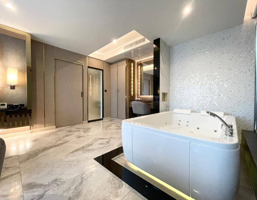 THE TJ HOTEL Pattaya photo 3