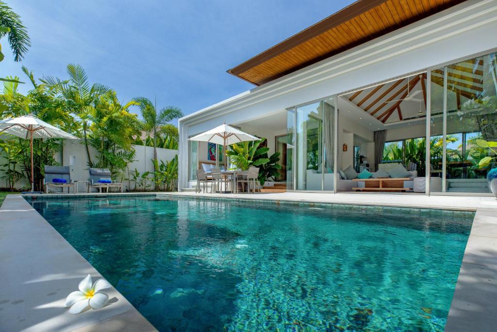 Sunny 3BR Villa with Private Pool at Bangtao Beach — photo 1