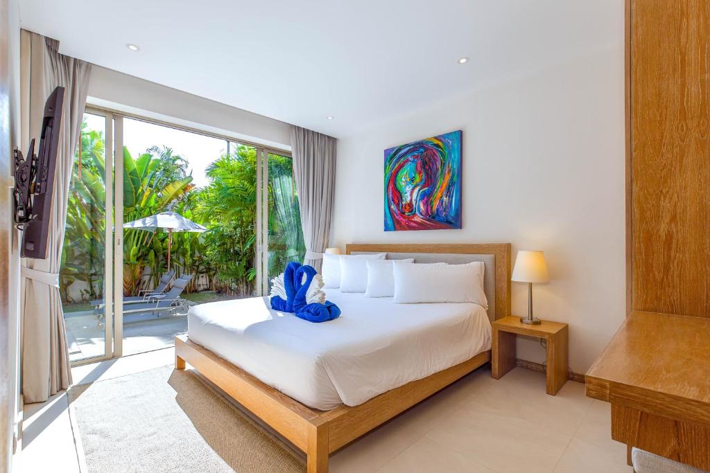 Sunny 3BR Villa with Private Pool at Bangtao Beach photo 2