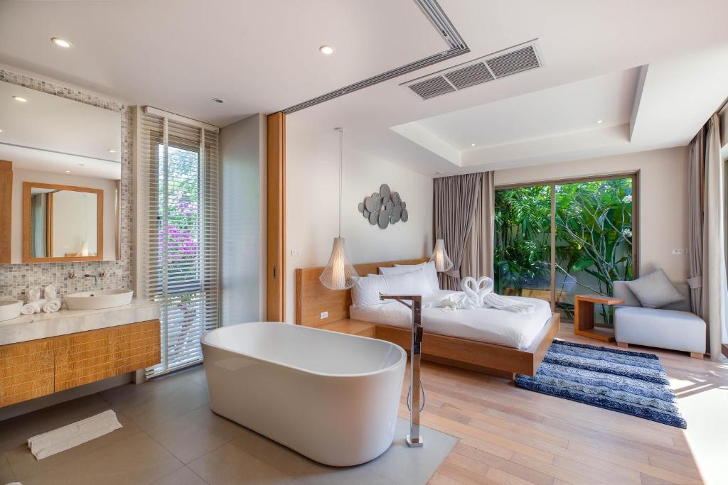Sunny 3BR Villa with Private Pool at Bangtao Beach photo 3