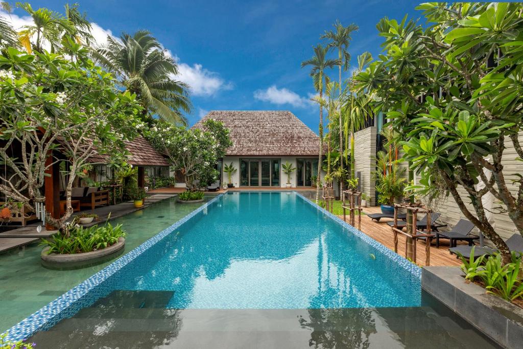 Spacious 5-bedroom private villa for groups of up to 12 guests — photo 1