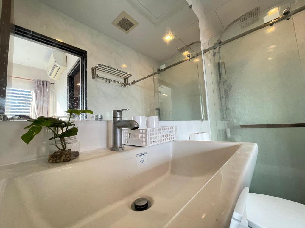 The Prio condo - by May photo 3