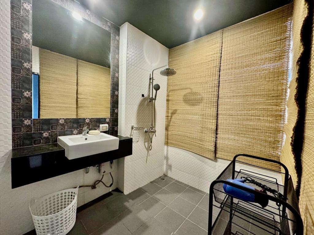Stylish Sea view Chic condo photo 3