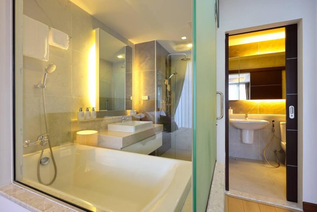 Specious Luxury 2 bedrooms Apt. photo 3